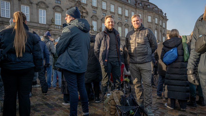 Henrik Langgaard Lystbæk og Henrik Gullestrup sad klar på medbragte stole og var velforberedte med rygsækken fyldt med mad, Underberg og andre godter. 