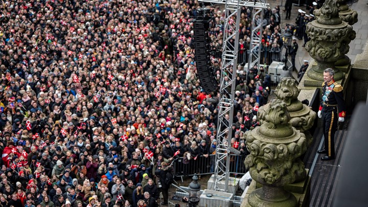 Kong Frederik 10. kunne fra balkonen på Christiansborg Slotsplads vinke til den store folkemængde, der viftede  med dannebrogsflag lige så langt øjet rakte. 