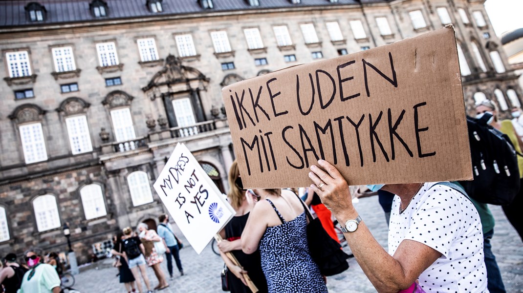 Den politiske tøven i forhold til samtykkeloven kan skyldes mange forhold. Den blev enstemmigt vedtaget som et progressivt skridt i kampen mod seksuel vold, og enhver ændring af loven kan opfattes som en tilbagetrækning fra denne vigtige sociale kamp, skriver Marianne Stidsen og Dina Raabjerg.