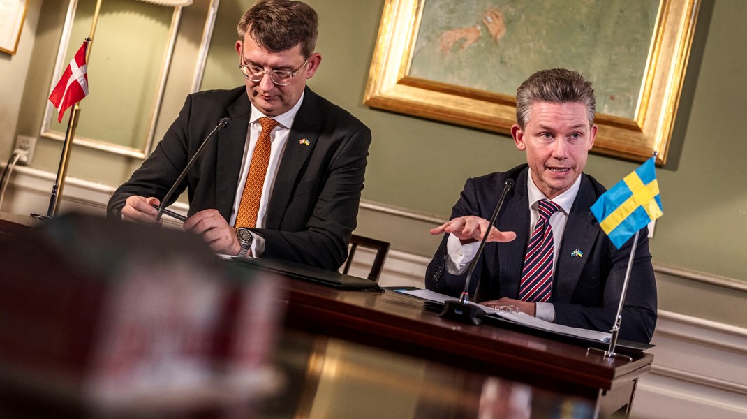 I Sverige har regeringen taget hul på debatten om, hvorvidt der kan udbryde krig i landet. I december mødtes forsvarsminister Troels Lund Poulsen (tv.) med den svenske forsvarsminister, Pål Jonson (th.), da Sverige overdrog Nordefco-formandskabet til Danmark.