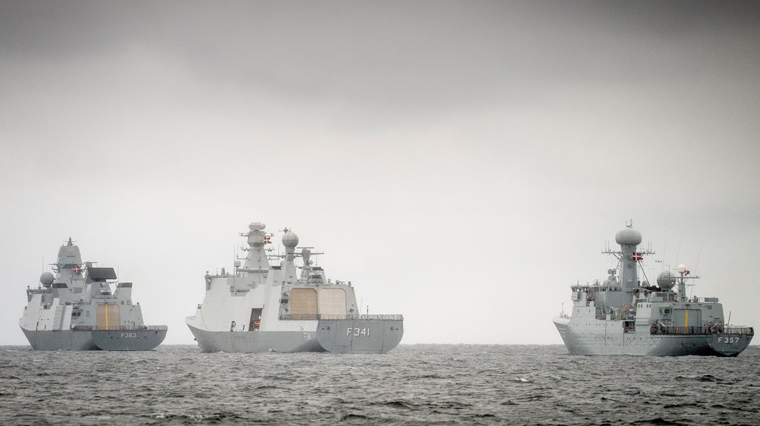 Det gør mig ondt, at der ikke er blevet taget bedre hånd om nogle ellers gode krigsskibe bygget ved kompetente danske skibsværfter, skriver Hans Otto Kristensen. På fotoet ses fregatten F363 Niels Juel, fregatten F4341 Absalon og inspektionsskibet F357 Thetis.