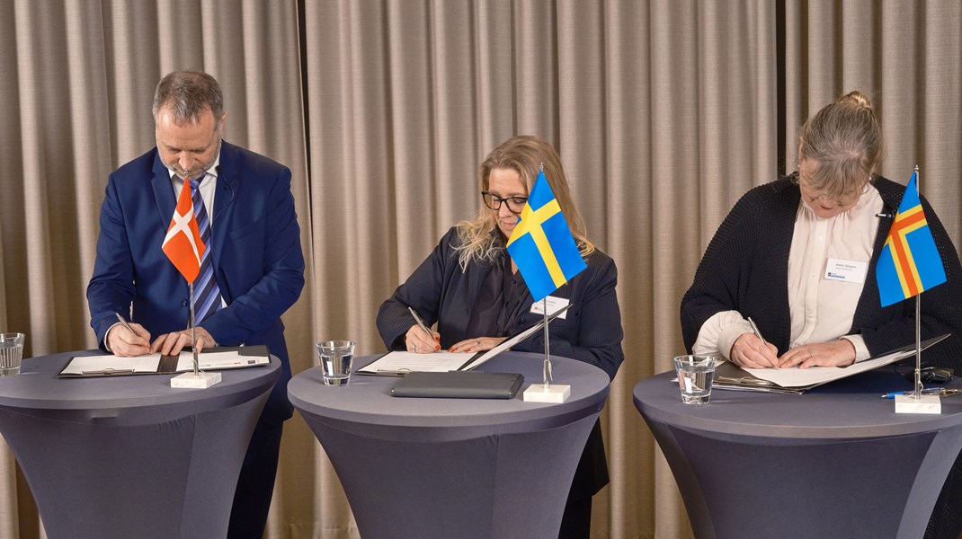 Bornholms borgmester, Jacob Trøst (K), underskriver sammen med Katrin Sjögren, premierminister på Åland og Gotlands borgmester, Meit Fohlin, hensigtserklæringen. 