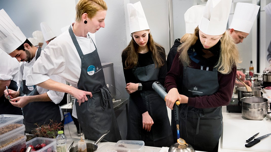 Underviserne på gastronom-, tjener- og receptionistuddannelsen skal have undervisning i at håndtere grænseoverskridende situationer, skriver Pia Svane.