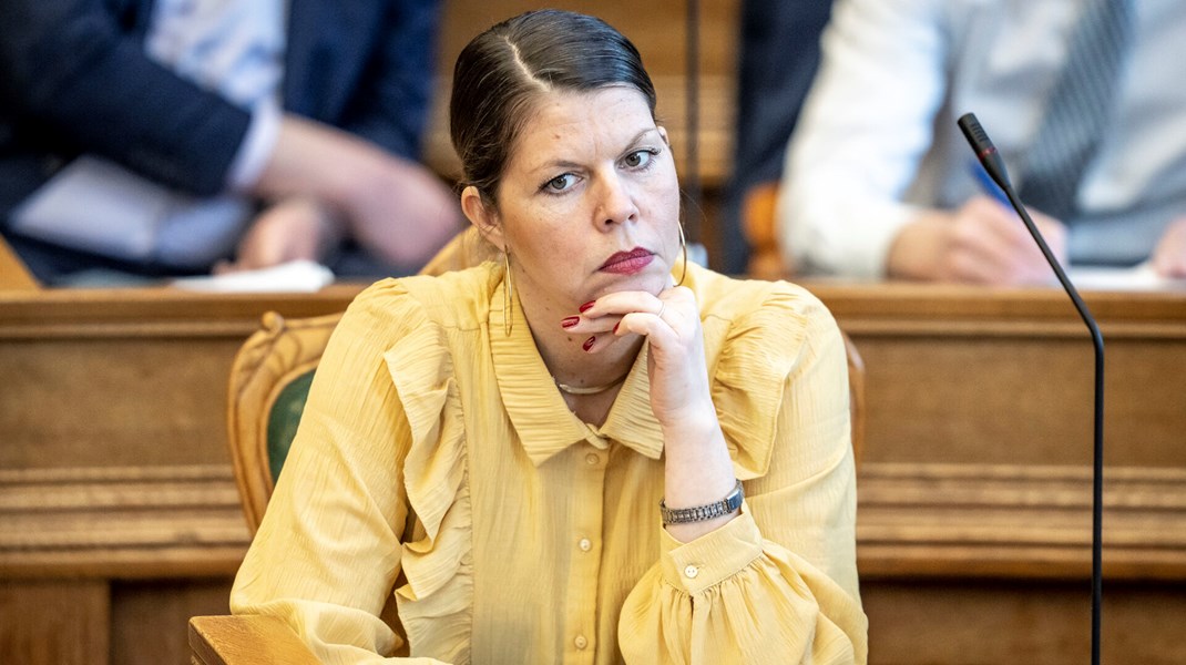 Alternativets partileder er syg, men har ikke sygemeldt sig