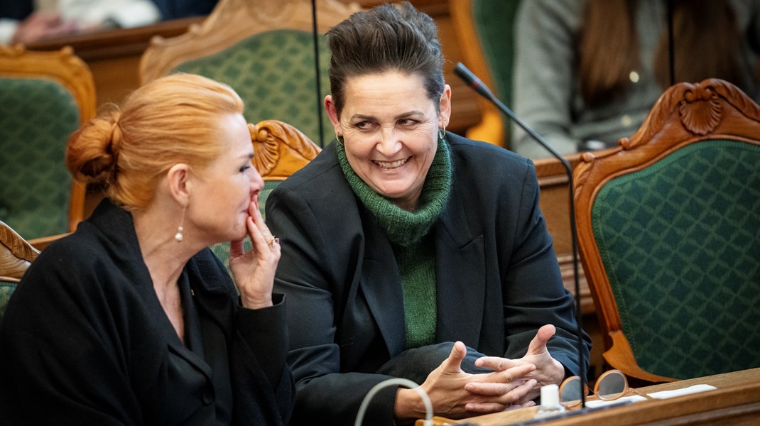 Inger Støjberg og Pia Olsen Dyhr rejser rundt i landet og byder vælgerne ind til aftenkaffe og en snak om det, der samler og splitter. Med sig har de partiernes spidskandidater til europaparlamentsvalget.