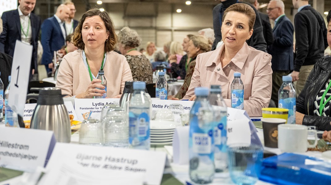 Statsminister Mette Frederiksen (S) er placeret ved samme bord som Ældre Sagens direktør Bjarne Hastrup til stormøde i Fredericia i forbindelse med lanceringen af regeringens ældreudspil. 