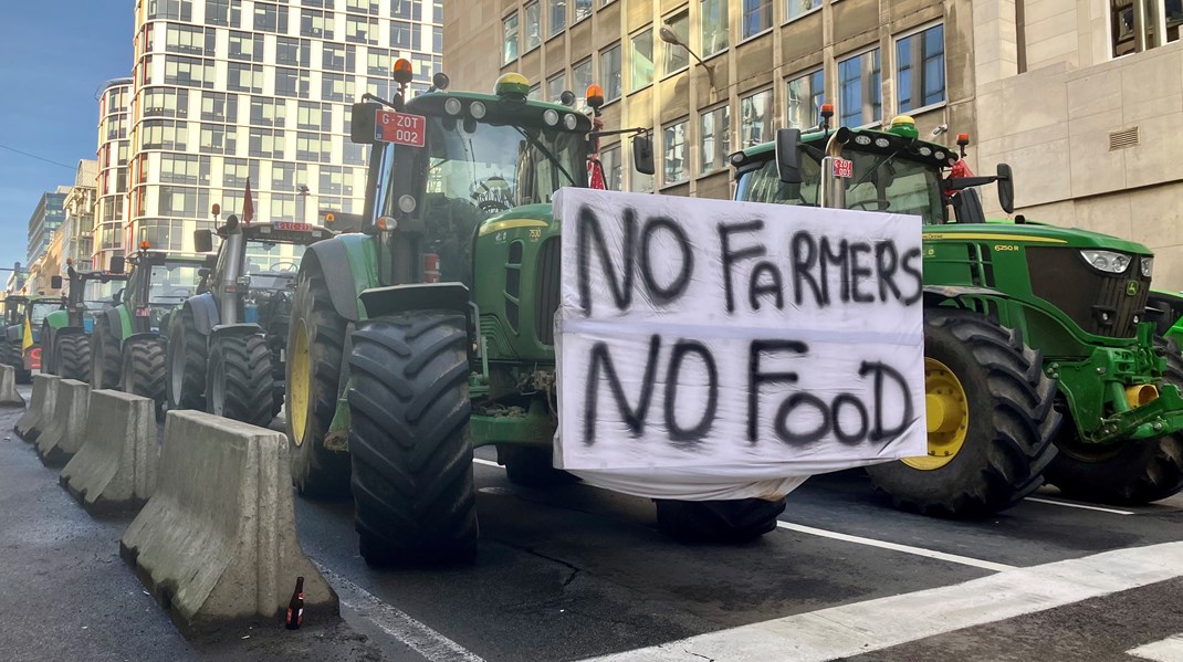 Rasende landmænd rammer topmøde i Bruxelles: 