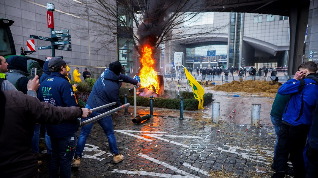 I de seneste uger har landbrugsprotester bredt sig fra Berlin og Paris til Bruxelles over en presset økonomi og frustration over EU's klima- og miljøpolitik. Samtidig forbereder Kommissionen sig på at præsentere det nye klimamål, som EU's klimalov kræver senest i maj, skriver Marie Louise Gammelgård-Larsen.