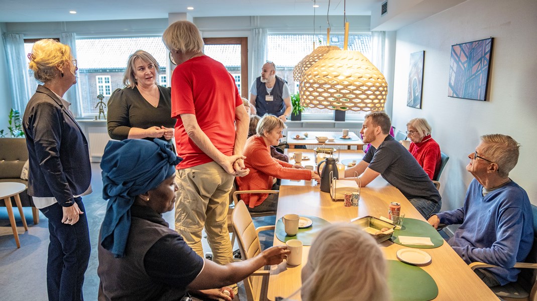 Når ældreforeningen ledsager demente til lægen på plejehjemmet, opstår spørgsmålet om ansvar for at formidle lægeinstruktioner og håndtere fejl. Skal civilsamfundet virkelig påtage sig ansvaret for problemfri kommunikation mellem myndigheder og aktører, skriver Malene Sønderskov.