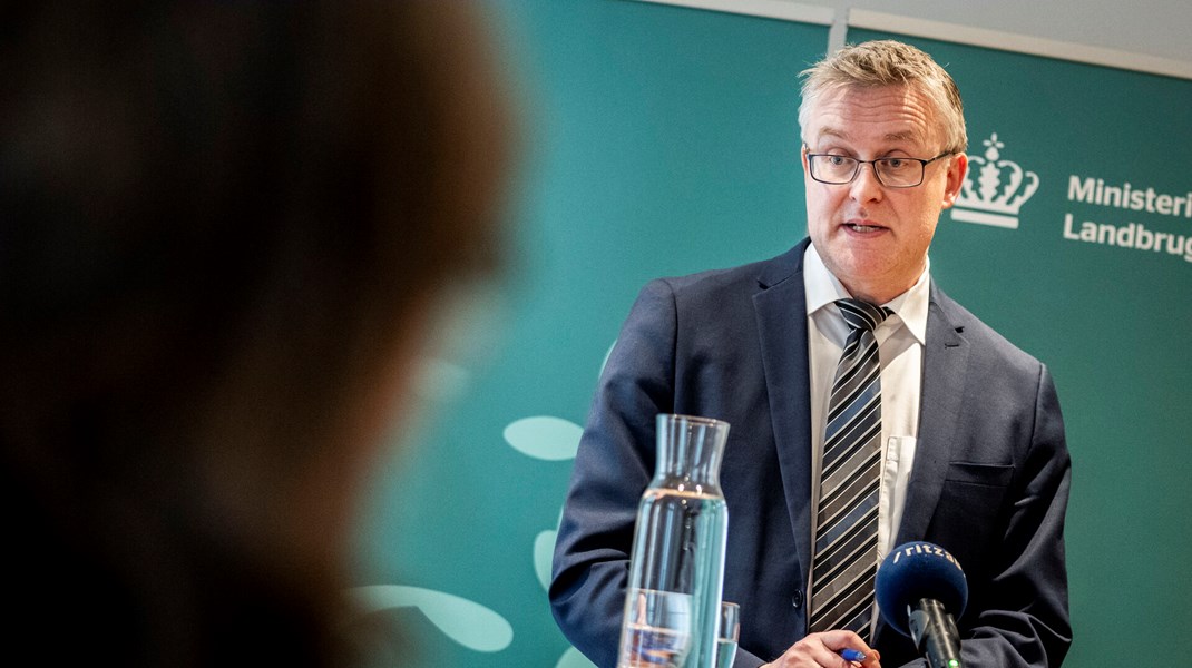 Først var han tavs, men nu tager V-minister afstand fra personangreb på professor