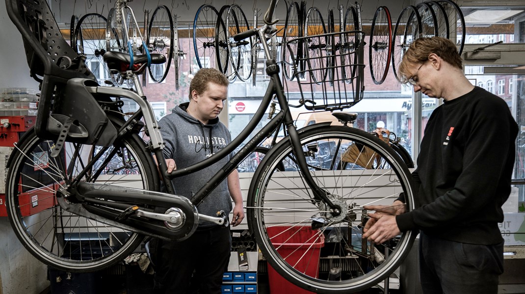 William Christensen (t.v.) har gået på FGU, men er nu i lære som cykelsmed. En ny evalueringen viser, at elever ofte kommer videre i uddannelse eller beskæftigelse efter FGU.