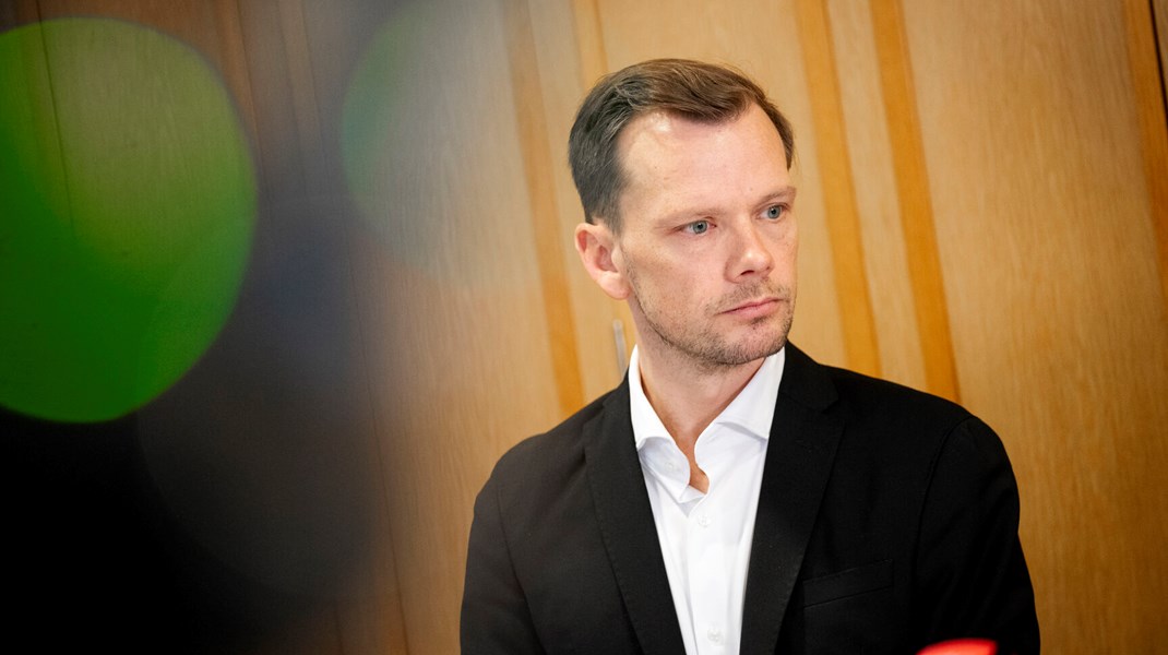 At ønske en minister fyret fra sit job er voldsomt. At argumentere for at vores udøvende og dømmende magt i en blanding af skjulte motiver og inkompetence foretager ”organiseret justitsmord” er voldsommere, skriver Asbjørn Reissmann.