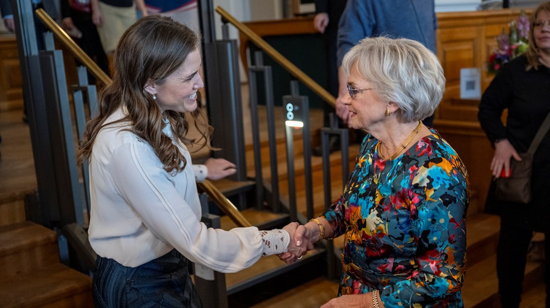 Pia Kjærsgaard (DF) giver hånd til hver enkelt gæst, der ankommer til hendes jubilæum. Her hilser hun på ligestillingsminister Marie Bjerre (V).