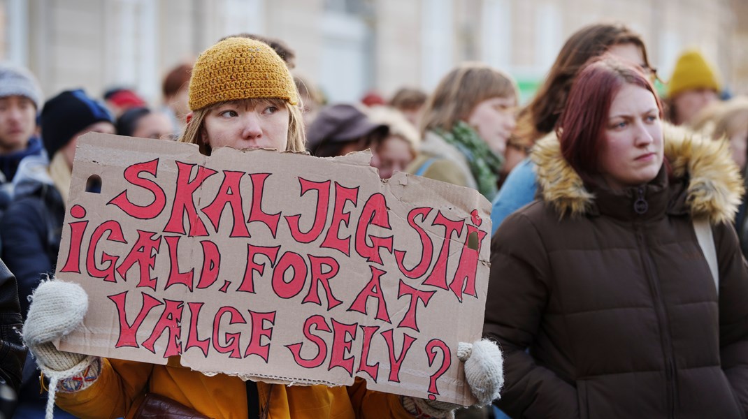 SU-reformen fjernede blandt andet det ekstra år med SU, studerende kan få i tillæg til SU på uddannelsens normerede tid. Billede fra demonstration mod SU-reformen 5. december 2023.