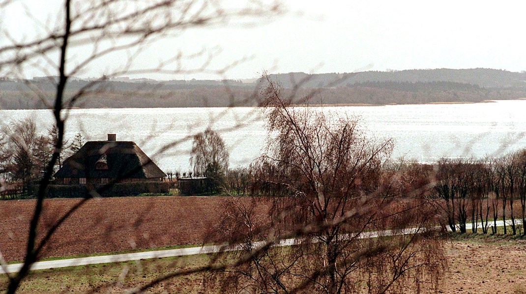 Laksestryget – eller andre såkaldt korte omløbsstryg – vil ikke ændre på og løse den barriereeffekt, som Tange Sø udgør for landets mægtigste, naturlige vandløbssystem, skriver Sebastian Jonshøj.