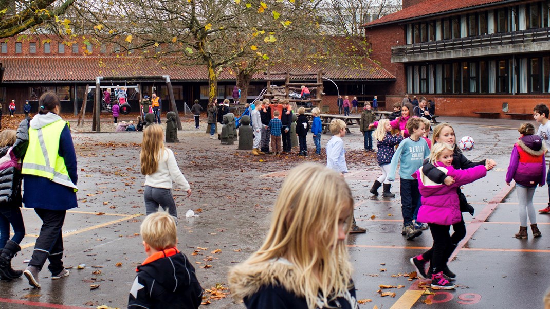 Børns behov for omsorg fortsætter, når de begynder i skole. Derfor er det vigtigt, at lærerne og pædagogerne får rammerne til at kunne yde den fornødne omsorg, skriver Malene Angelo. Arkivfoto.