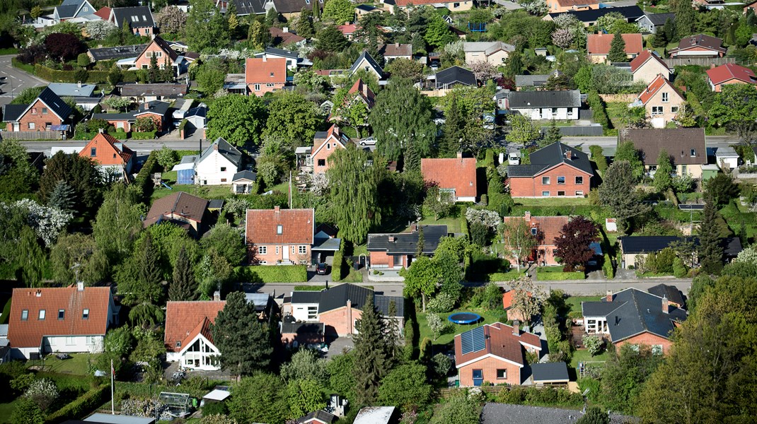 Ingen kan bebrejde husejerne for at vælge en velkendt løsning, hvor man ved, hvad man får.
Det er derimod politikernes ansvar at skabe de rette rammer, så forbrugerne nemmest muligt kan træffe grønne valg, skriver Jens
Bredning.