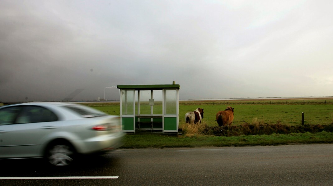 Busstoppestederne i landdistrikterne er ofte tomme for mennesker. Men det skal der laves om på, mener størstedelen af partiernes transportordførere. 