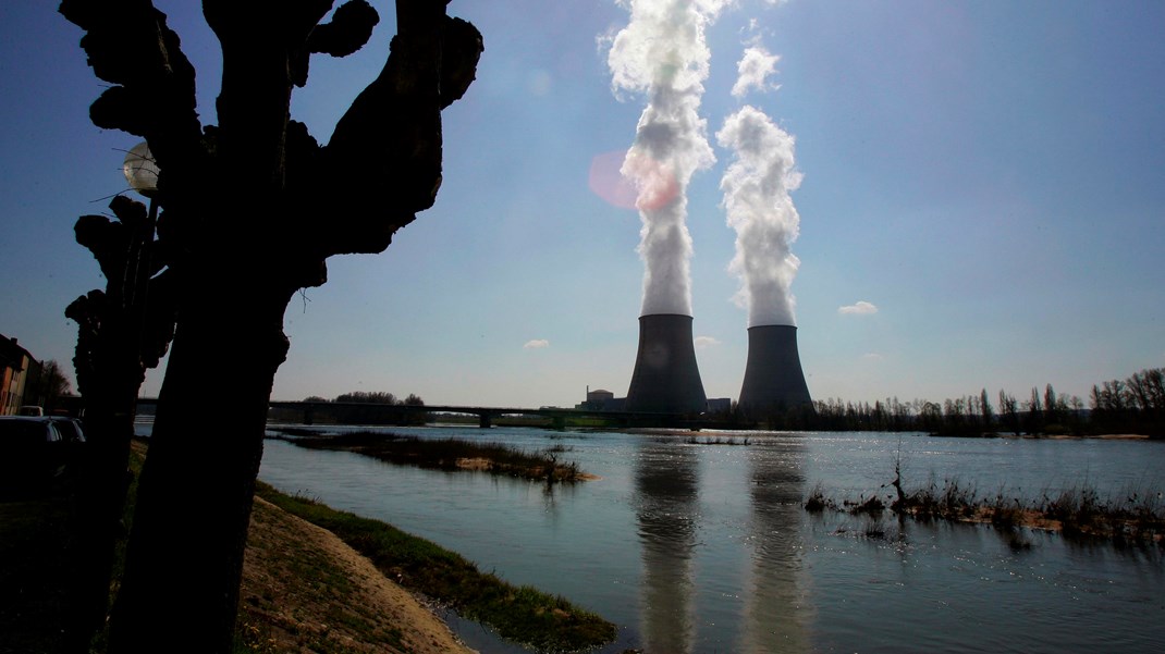 Udbygningen af vindmøller og solceller skal mangedobles, og det er faktuelt tvivlsomt, om vi når i mål med at skaffe nok vedvarende energi. Flere og flere rederier frygter, at det ikke lykkes, og derfor taler rederierne om muligheden for at inddrage kernekraft som en seriøs energikilde, skriver Hans Otto Kristensen.