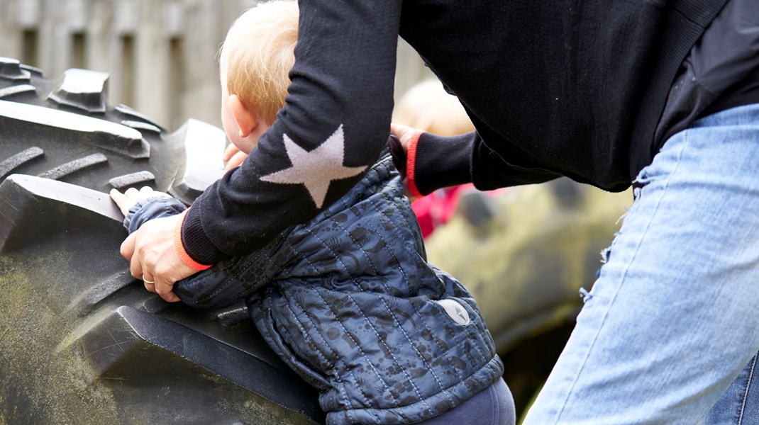 Jeg elsker at lave bålmad med børnene og de dybe samtaler, man kun kan have med en femårig. Men jeg elsker også faglig forbydelse og refleksion. Der skal være plads til begge dele, skriver Kasper Bøgh Larsen.