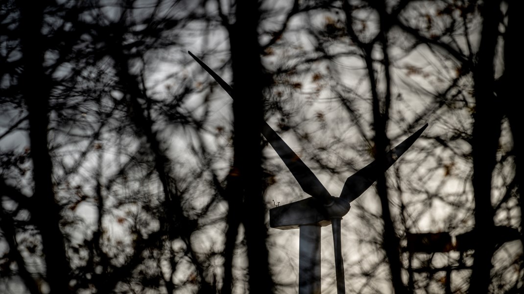 Må der stikke tre hvide
vindmøllevinger op over trægrænsen i fremtidens danske skov? Det mener regeringens nationale energikrisestab, som mandag kom med nye anbefalinger til hurtigere udrulning af vedvarende energi i Danmark.