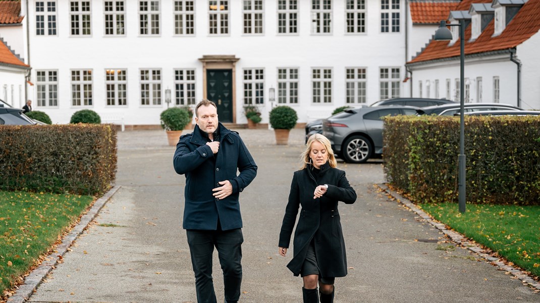 Lars Boje Mathiesen og Pernille Vermund fra Nye Borgerlige forlader Marienborg under regeringsforhandlingerne efter folketingsvalget i 2022. Lars Boje Mathiesen overtog roret som formand i Nye Borgerlige i 2023, men efter blot en måned som formand blev han ekskluderet af partiet, og Pernille Vermund blev igen formand. Hun forlod partiet i januar 2024. Arkivfoto. 