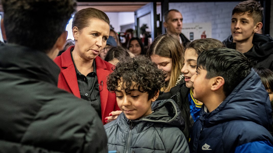 Mette Frederiksen (S) på besøg i virkelighedens folkeskole. 