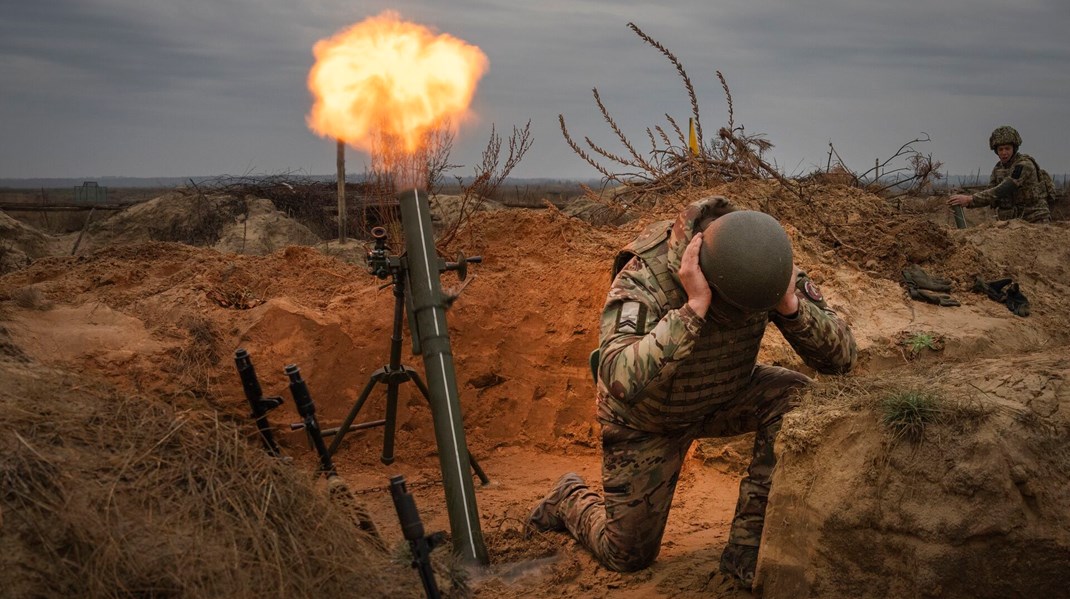 De ukrainske soldater ved fronten mangler i stigende grad granater og anden ammunition, fordi der ikke bliver produceret og leveret nok fra USA og de europæiske allierede. 