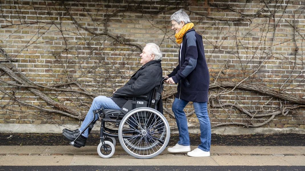 Personligt er jeg en af dem, der i øjeblikket har orlov fra mit arbejde for på fuld tid at passe min blodpropsramte ægtefælle med blandt andet store balanceproblemer. Når arbejdstiden er slut, fortsætter jeg som hustru. Kort sagt 24/7, skriver Abelone Glahn.