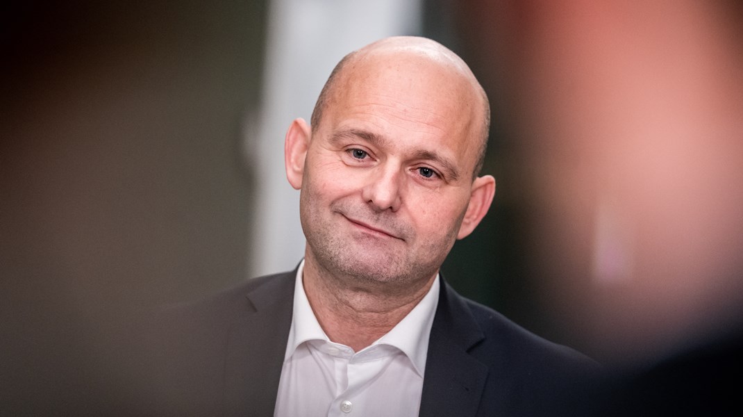 Pape kom, så og sejrede som justitsminister, og han valgte en stille og rolig og arbejdsom stil, der gav pote hos vælgerne, mens Venstre måtte slås med DF og LA, skriver Simon Emil Ammitzbøll-Bille.