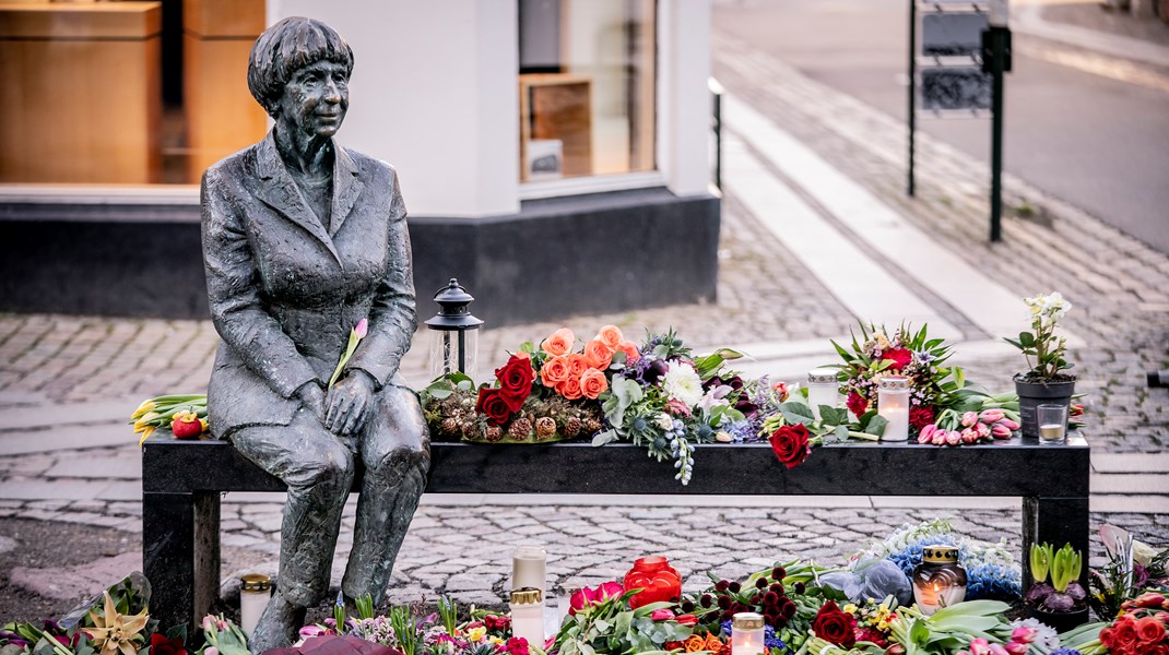 Statuen af Lise Nørgaard i Roskilde er en af de få danske statuer af kvinder.