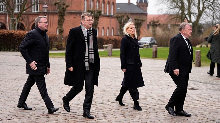 Erhvervsminister Morten Bødskov (S), vicestatsminister og forsvarsminister Troels Lund Poulsen (V), ældreminister Mette Kierkgaard (M) og udenrigsminister Lars Løkke Rasmussen ankom sammen til Viborg Domkirke, hvor flere andre ministre også var til stede.