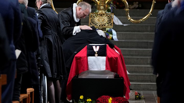 Det var et hjerteskærende øjeblik, da Søren Pape Poulsens mor, Ruth Poulsen, holdt om kisten under den sidste salme 'Altid frejdig når du går'. 