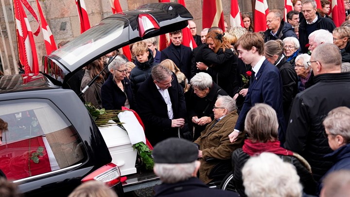 Med Søren Pape Poulsens forældre i centrum stimlede familie og venner sammen om rustvognen med kisten. 