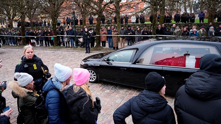 Rustvognen forlod Viborg Domkirke for at køre mod Søren Pape Poulsens hjem på Sct. Mogens Gade 3, hvorefter den fulgte en planlagt rute forbi Viborg Politigård, Energi Viborg Arena og til sidst Viborg Rådhus. Den konservative formand vil blive stedt til hvile på Bjerringbro Kirkegård.