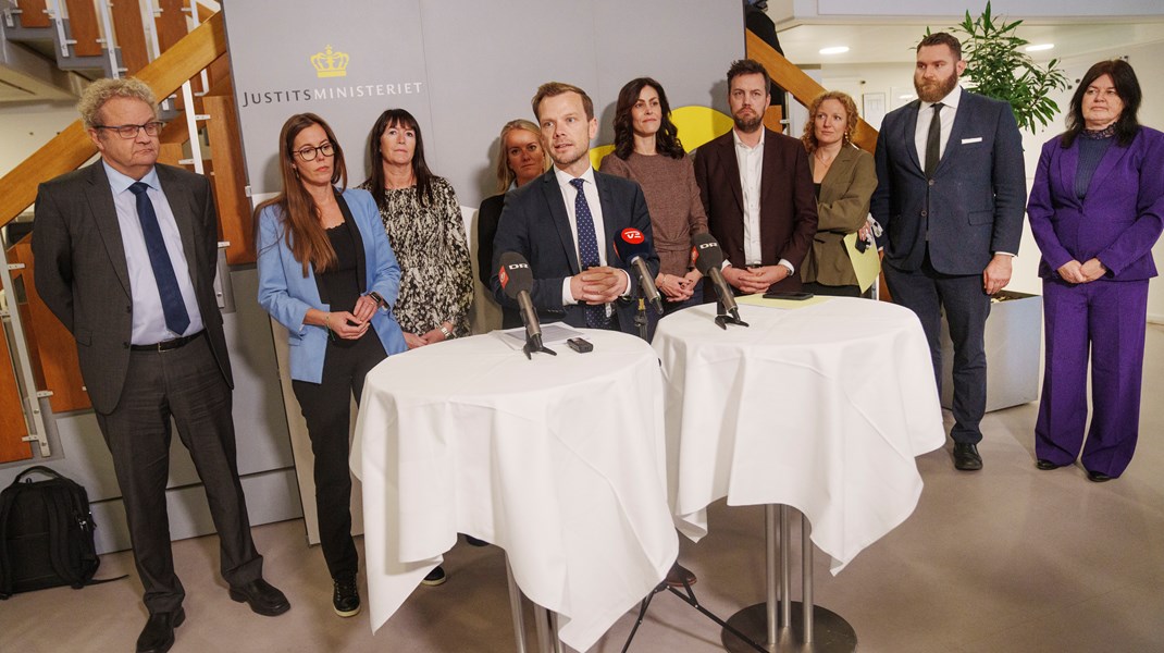 Justitsminister Peter Hummelgaard afholdt i november 2023 doorstep med Folketingets partier om den indgåede aftale for domstolenes økonomi for 2024-2027. Det er tiltag i denne aftale, der nu skal gennemføres via et lovforslag. 