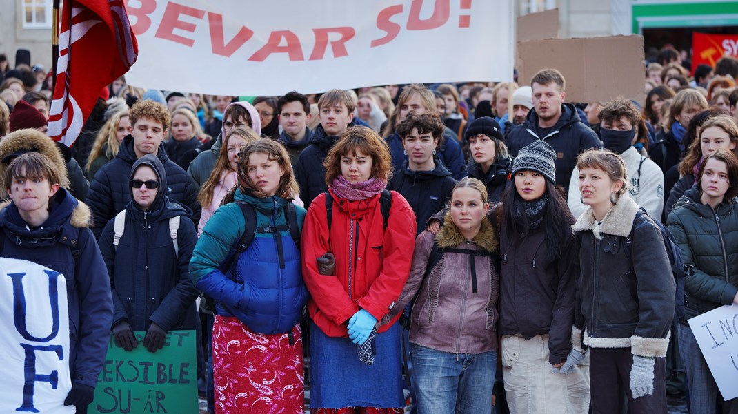 Jeg er oprigtigt bekymret for, at den nye SU-reform vil medføre, at sårbare unge, herunder unge autister, afholder sig fra at forsøge sig med at tage en uddannelse, fordi det bliver for usikkert for dem at prøve, skriver Silke Ena Svare Arbo. Fotoet er fra en demonstration mod SU-reformen 5. december 2023.