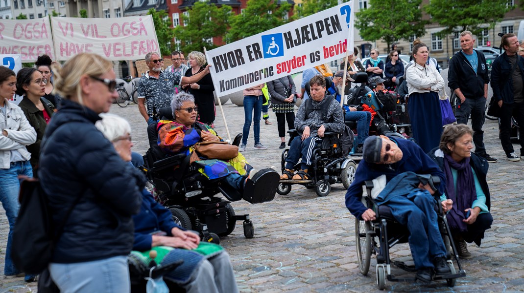 Gøgeungeretorikken, der opstod efter kommunalreformen og finanskrisen, er skadelig og fremstiller mennesker med handicap som en udgift for samfundet, skriver Emil Søbjerg Falster. Fotoet er fra en demonstration imod regeringen og KL's økonomiaftale for 2022.