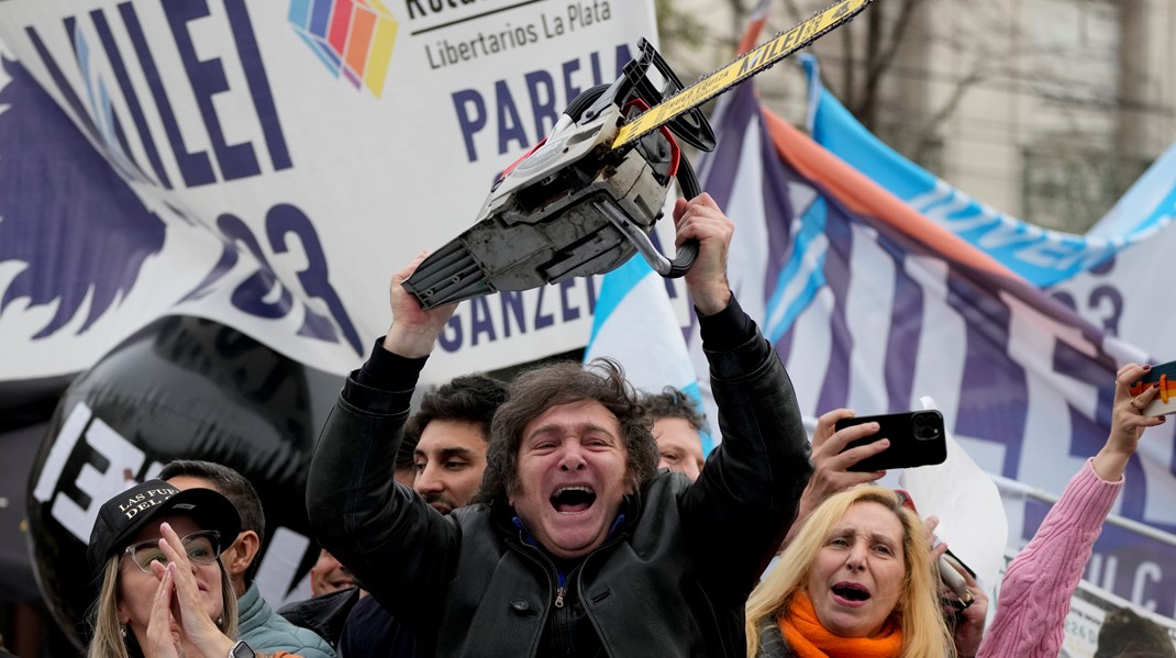 Motorsaven blev under valgkampen et symbol for de mange nedskæringer, som Argentinas præsident Javier Milei ønsker at foretage i de offentlige udgifter for at få bedre styr på balancen mellem indtægter og udgifter. 