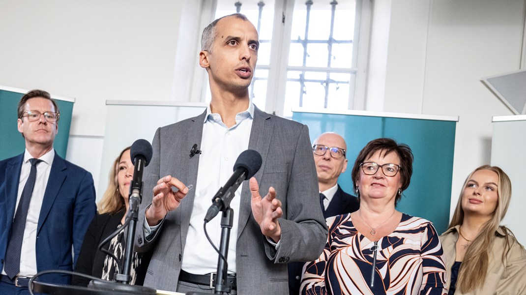 Undervisningsminister Mattias Tesfaye kunne tirsdag præsentere en folkeskoleaftale, der i store træk ligner regeringens udspil fra oktober. De enkelte elementer i aftalen vil blive udmøntet gradvist de kommende tre år.