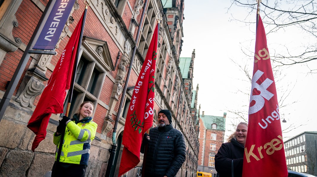 Kun medlemmer af de overenskomstbærende fagforeninger bør nyde godt af dens fordele, mener flere lokale formænd på industriens område. Toppen af fagbevægelsen afviser dog det ønske. 