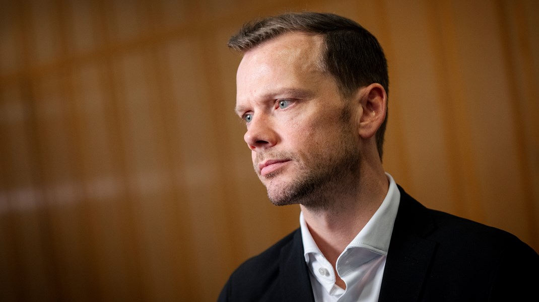 Justitsminister Peter Hummelgaard (S) har fremlagt et lovforslag, der skal beskytte offentligt ansatte som fængselsbetjente, sygeplejersker og socialrådgivere mod chikane i sager om aktindsigt. 