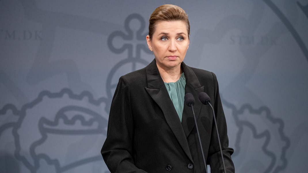 SVM-regeringens svaghed er, at Mette Frederiksen i højere grad indtager rollen som minister for arbejdsmoral og løftede pegefingre og fremtræder mere og mere som Ukraine-minister, skriver Lisbeth Knudsen.