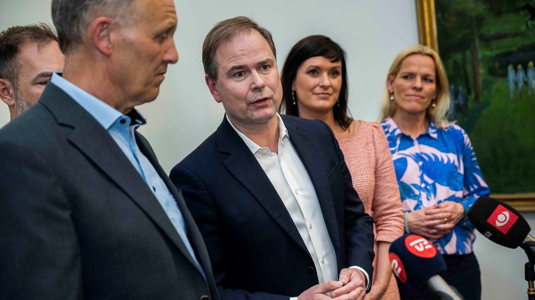 Finansminister Nicolai Wammen, sundheds- og indenrigsminister Sophie Løhde, ældreminister Mette Kierkgaard sammen med formand for Kommunernes Landsforening Martin Damm og borgmester i Aarhus Jacob Bundsgaard i forbindelse med kommunernes økonomiaftale 2024. Forhandlingerne om aftalen drejede sig blandt andet om det specialiserede socialområde.