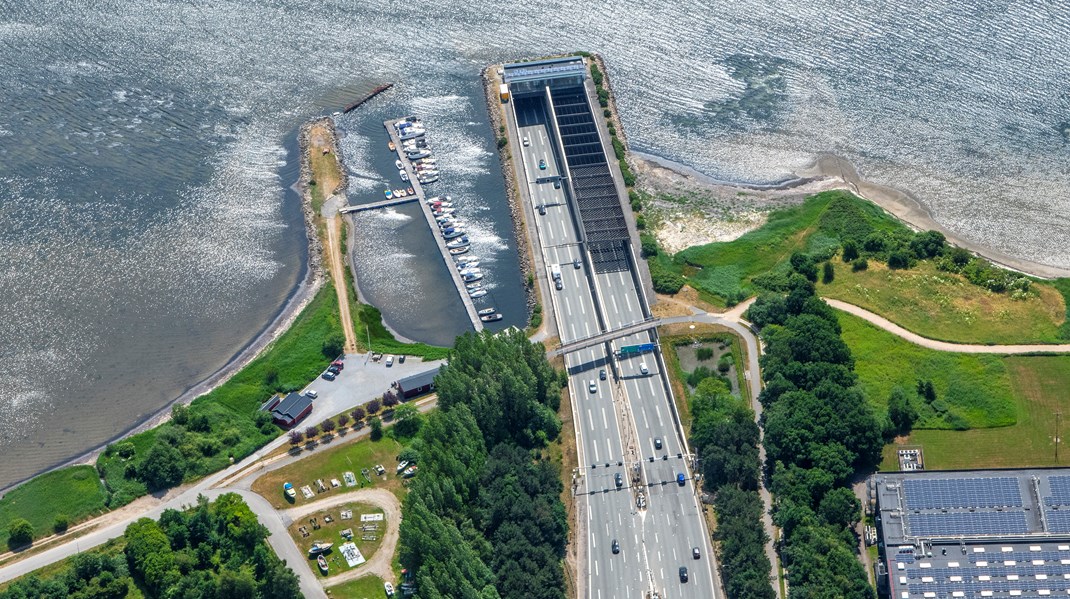 En nyt rør øst for den eksisterende Limfjordstunnel kan være mindst lige så gavnlig for trængslen som regeringens Egholmlinje, mener lektor. 