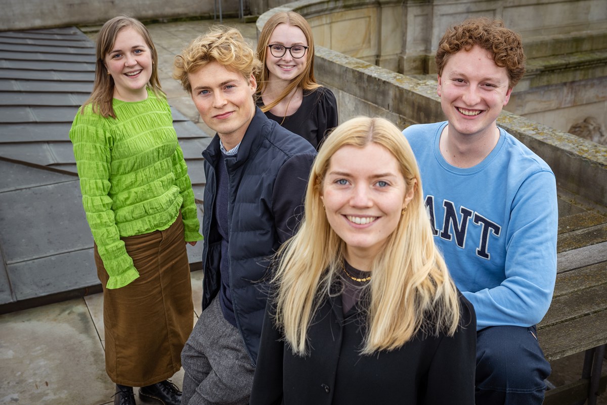 Fra venstre mod højre: Karoline Lindgaard (ALT), Mads Strange (LA) Maria Pryds (K) Selma Bolø (EL) Mathias Niebuhr (S). Sigrid Friis (RV) og Tobias Weische (DF) er også en del af alliancen, men er ikke med på fotoet. 