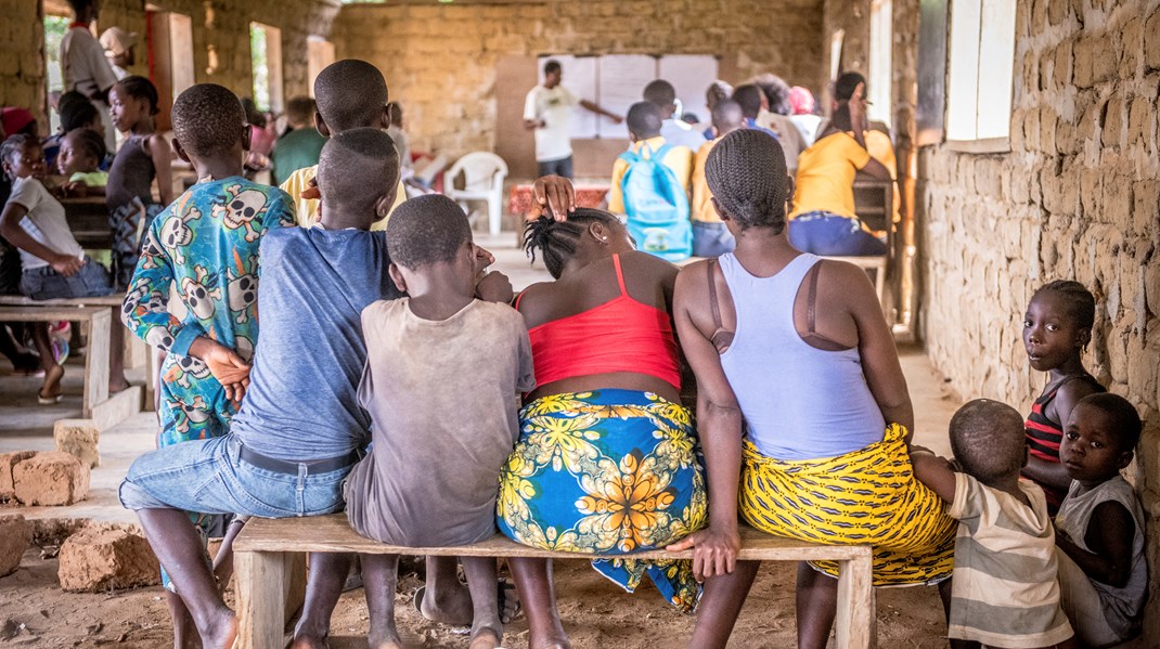 Regeringen skal samarbejde med de afrikanske unge og høre, hvad der optager
 dem, og hvad der hindrer dem i at forfølge 
uddannelser, skriver Silke Birkenborg Andersen og Jacob Blasius.