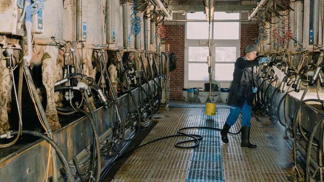 En af grundene til, at der ikke generes mange nye jobs på landet, skyldes blandt andet, at der ikke er brug for lige så mange hænder i landbruget, som der var engang. Det forklarer lektor ved CBS Peter Lotz.