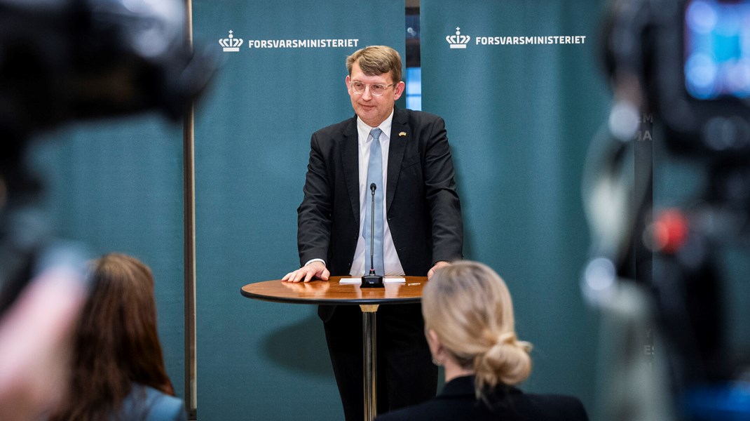 Forsvarsminister Troels Lund Poulsen tonede onsdag frem på et pressemøde, hvor han blandt andet meddelte, at han ikke længere havde tillid til forsvarschef Flemming Lentfer. 