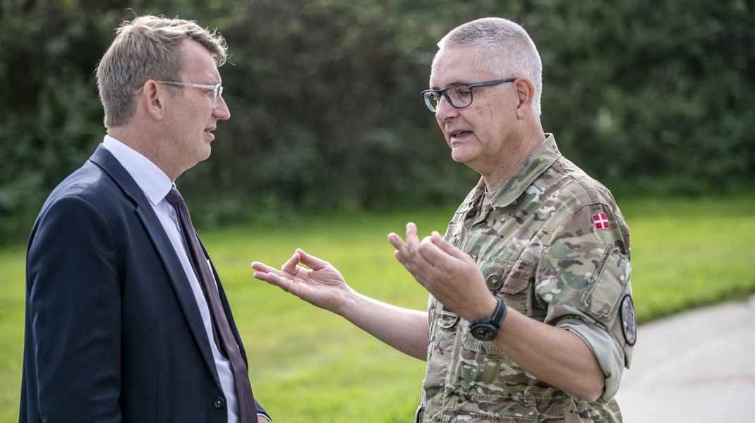 Forsvarsminister Troels Lund Poulsen har valgt at hjemsende Flemming Lentfer fra tjeneste. Den beslutning får nu den hjemsendte forsvarschef til at true med at sagsøge Forsvarsministeriet.